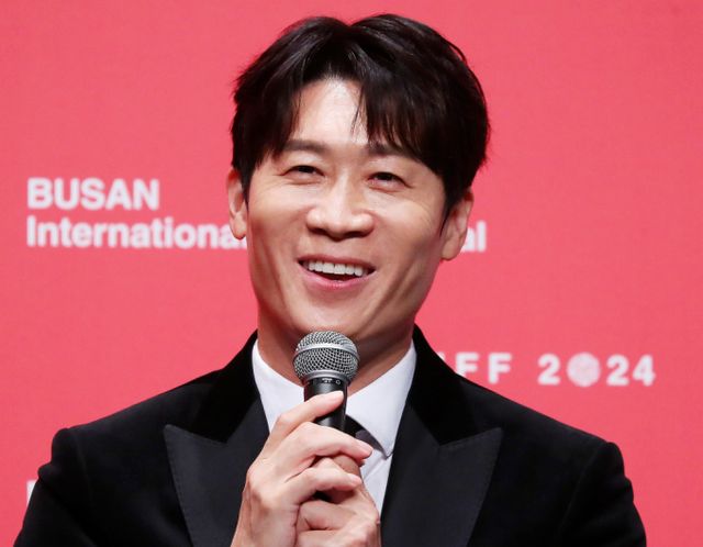 배우 진선규가 학교·가정폭력 피해로 어두웠던 어린 시절을 털어놨다.사진은 지난해 10월 부산 해운대구 우동 신세계백화점 센텀시티점에서 진행된 제29회 부산국제영화제(BIFF) 개막작 '전, 란' 기자회견에 참석한 배우 진선규. /사진=스타뉴스