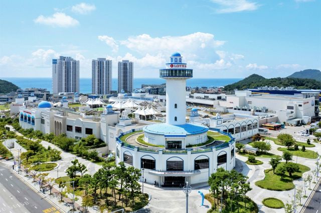 롯데백화점은 복합쇼핑몰 사업을 미래 성장 동력으로 삼고 2030년까지 타임빌라스를 13곳까지 늘릴 계획이다. 신세계사이먼 여주 프리미엄 아울렛에 이어 매출 2위를 기록하고 있는 롯데프리미엄아울렛 동부산점이 가장 큰 수혜점으로 꼽힌다. 사진은 롯데프리미엄아울렛 동부산점 외부 전경. /사진=롯데백화점