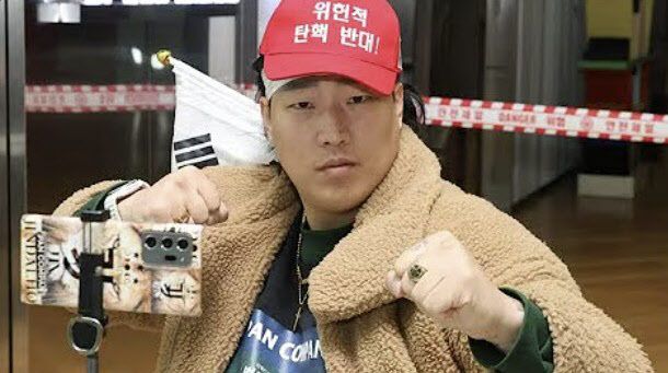 경찰이 서울서부지방법원, 헌법재판소, 국가인권위원회 등 극우 집회에서 경찰과 기자 등을 위협한 유튜버에 대해 수사에 착수했다./사진=유튜브 '부배달' 채널 갈무리