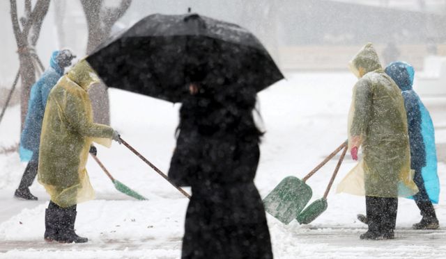 전국에 발효된 대설특보가 모두 해제돼 정부가 중앙재난안전대책본부 1단계를 해제했다. 사진은 지난 6일 서울시청 앞에서 관계자들이 제설작업을 하는 모습. /사진=뉴시스