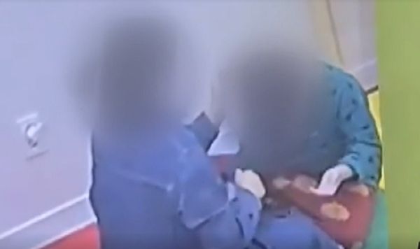 부산 한 언어 발달 센터 교사들이 언어치료를 받는 장애 아동들을 상습적으로 학대한 사실이 드러났다. 사진은 부산 한 언어 발달 센터 교사가 장애 아동을 학대하는 모습. /사진=JTBC 영상 캡처