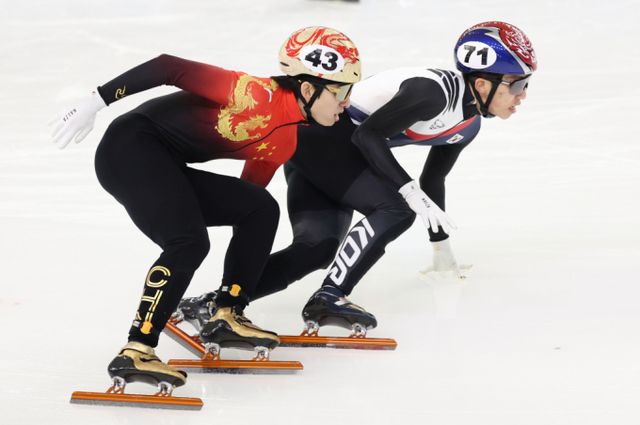 중국으로 귀화한 린샤오쥔이 어꺠 수술을 받을 예정이다. 사진은 지난 9일(한국시각) 중국 헤이룽장성 하얼빈빙상훈련센터에서 열린 2025 하얼빈동계아시안게임 쇼트트랙 남자 1,000m 준결승에서 박지원과 중국 대표팀 린샤오쥔(한국명 임효준)이 역주하고 있는 모습. /사진=뉴스1