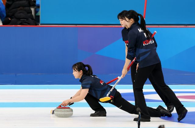 카자흐스탄과의 경기에서 승리한 여자 컬링 대표팀이 4강 진출을 확정지었다. 사진은 지난 9일(한국시각) 중국 하얼빈 핑팡컬링아레나에서 열린 2025 하얼빈동계아시안게임 예선전 일본과 한국의 경기에 출전한 김수지가 투구를 하는 모습. /사진=뉴스1