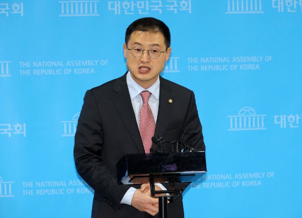 윤석열 대통령 탄핵에 찬성했던 김상욱 국민의힘 의원이 울산시당위원장에서 스스로 물러날 것으로 보인다. 사진은 김상욱 국민의힘 의원이 기자회견을 마친 뒤 취재진 질문에 답변하는 모습. /사진=뉴시스