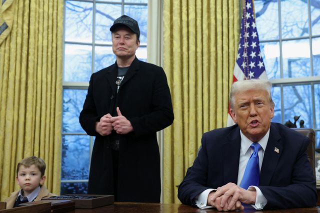 도널드 트럼프 미국 대통령이 일론 머스크 테슬라 CEO가 이끄는 정부효율부(DOGE)에 협조하라는 행정명령에 서명하며 정부 인력 축소에 대한 의지를 표했다. 사진은 트럼프 대통령(오른쪽)이 지난 11일(현비시각) 미국 워싱턴D.C 백악관 오벌 오피스에서 머스크(가운데)와 그의 아들 엑스 옆에서 연설하는 모습. /사진=로이터