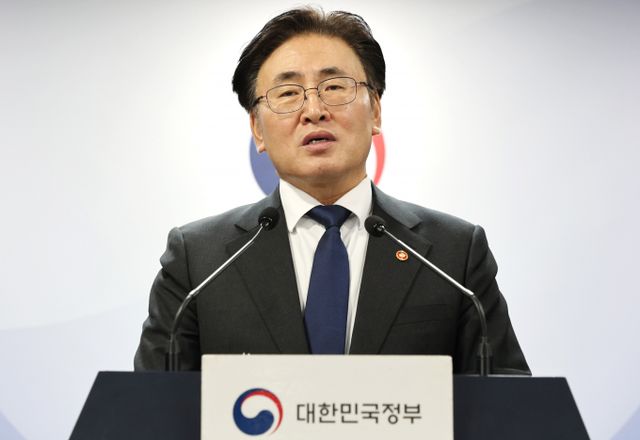 과학기술정보통신부는 지난 4일 연내 국가 AI 컴퓨팅센터에 고성능 GPU 1만5000장을 확보하겠다고 발표했지만 AI 기술 격차를 따라잡기에는 여전히 부족하다는 지적이 나온다. 사진은 지난 4일 유상임 과학기술정보통신부 장관이 서울 종로구 정부서울청사에서 2025년도 과기정통부 핵심과제 추진현황 브리핑을 하고 있는 모습. /사진=뉴시스