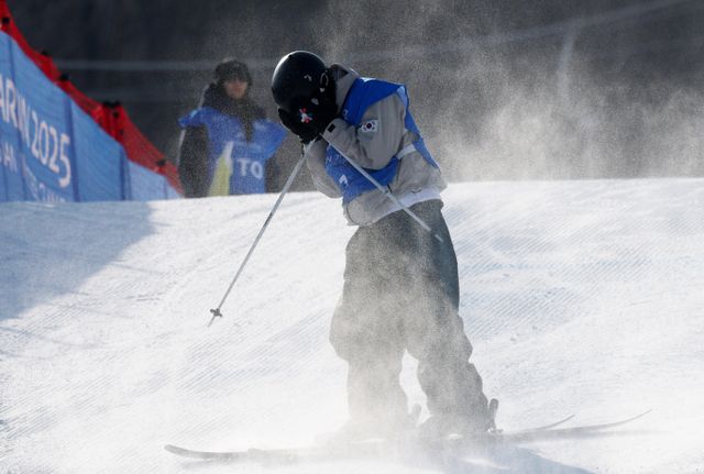 프리스타일 국가대표 윤종현과 신영섭이 각각 은메달과 동메달을 획득하며 프리스키 다섯 번째 메달을 획득했다. 사진은 지난 11일(한국시각 중국 야부리 스키리조트에서 열린 2025 하얼빈동계아시안게임 남자 프시스타일스키 남자 슬로프 스타일 경기에 출전한 윤종현의 모습. /사진=로이터 