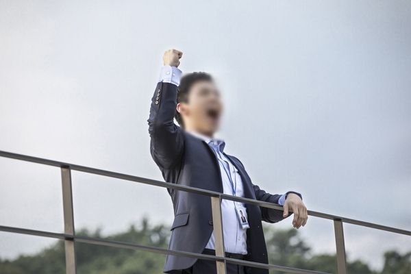 꾸준히 복권을 구매해 온 사연자가 연금복권 1, 2등에 동시 당첨된 사연이 전해졌다. 사진은 기사의 이해를 돕기 위한 환호하는 남성 모습. /사진=이미지투데이