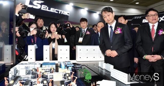 ▲ LS일렉트릭 전시관 둘러보는 안덕근 산업통상자원부 장관과 내외빈