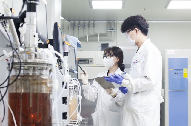 SK바이오사이언스가 SARS(SARS-CoV-1) 바이러스 국제표준물질 확립 프로젝트를 완수했다. 사진은 연구 결과를 분석 중인 SK바이오사이언스 연구원. /사진=SK바이오사이언스