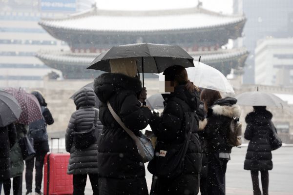 13일 전국이 대체로 맑겠으나 바람이 강하게 불어 체감온도는 떨어지겠다. 사진은 눈이 내리고 있는 지난 12일 오전 서울 숭례문 인근에서 시민들이 보행신호를 기다리는 모습. /사진=뉴시스