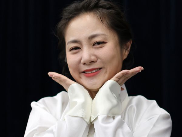 개그우먼 박나래가 '라디오스타'를 통해 양세형과의 관계부터 임신설 등에 대해 해명한다. 사진은 지난달 25일 개그우먼 박나래가 서울 종로구 뉴스1 사옥에서 열린 인터뷰에 앞서 한복을 곱게 차려입고 새해 인사를 전하고 있는 모습. /사진=뉴스1