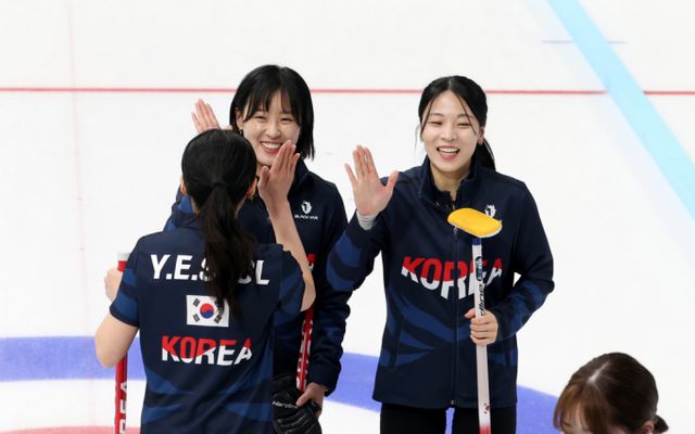한국 여자 컬링 대표팀이 예선전 7전 전승을 거두며 우승에 한 걸음 더 다가섰다. 사진은 지난 9일(한국시각) 중국 하얼빈 핑팡컬링아레나에서 열린 2025 하얼빈동계아시안게임 여자 컬링 예선전에서 일본을 제압한 후 기뻐하는 컬링 대표팀의 모습. /사진=뉴스1