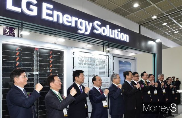 ▲ LG 엔솔 전시관 앞 기념촬영 갖는 안덕근 산업통상자원부 장관과 내외빈