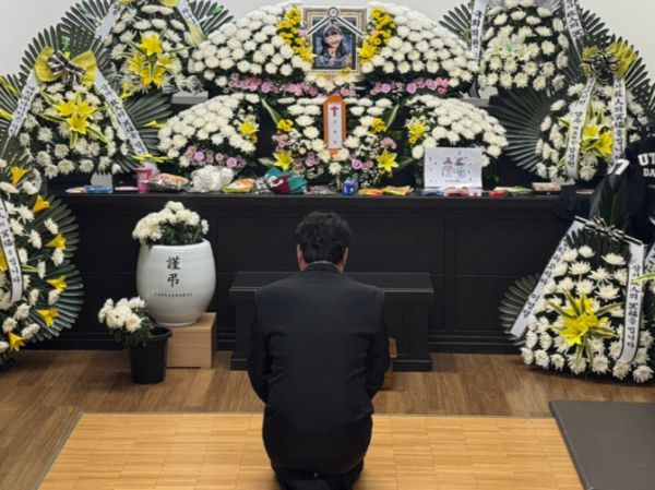 우울증으로 병원 진료를 받은 초등교사들이 최근 5년새 2.3배 이상 늘어났다. 사진은 기사의 이해를 돕기 위한 12일 대전 서구 한 초등학교에서 40대 교사에게 살해된 김하늘양의 아버지가 건양대병원 장례식장에 마련된 빈소에서 하늘양의 영정사진을 바라보고 있는 모습. /사진=뉴스1