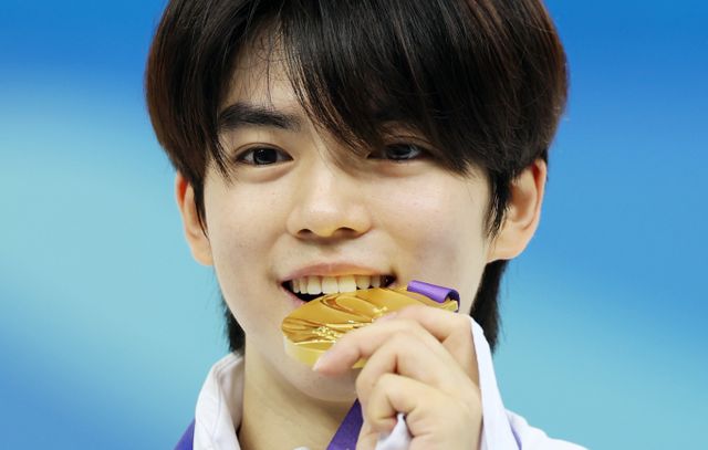 '한국 남자 피겨의 간판' 차준환이 하얼빈에서 소중한 메달 낭보를 전해왔다. 지난 13일 중국 헤이룽장성 하얼빈 빙상훈련센터 다목적홀에서 열린 시상식에서 금메달을 차지한 차준환. /사진=뉴스1