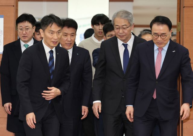 13일 오전 서울 종로구 한국금융연수원에서 열린 사외이사 양성 및 역량 강화를 위한 업무협약식에 이복현 금융감독원장(왼쪽)과 금융지주 회장들이 입장하고 있다. /사진-뉴스1
