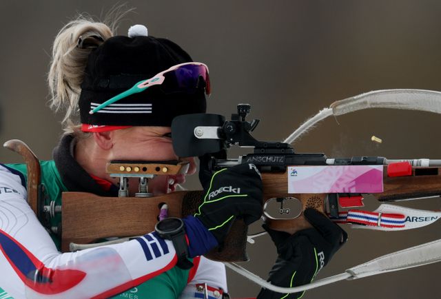 한국 바이애슬론 대표팀이 2025 하얼빈동계아시안게임 여자 계주에서 은메달을 획득하며 두번째 수상에 성공했다. 사진은 13일(한국시각) 중국 야부리 스키리조트에서 열린 2025 하얼빈동계아시안게임 여자 4x6㎞ 계주 경기에 출전한 에카테리나 아바쿠모와가 사격에 집중하는 모습. /사진=로이터