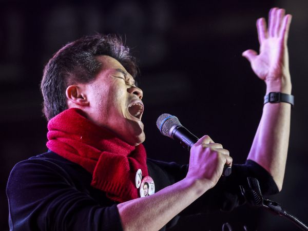 청계광장에서 열린 '윤석열 대통령 국민변호인단 출범식'에 전한길 강사가 참석했다. 사진은 전한길 강사가 지난 13일 서울 중구 청계광장에서 열린 윤석열 대통령 국민변호인단 출범식에서 연설을 하고 있는 모습. /사진=뉴시스