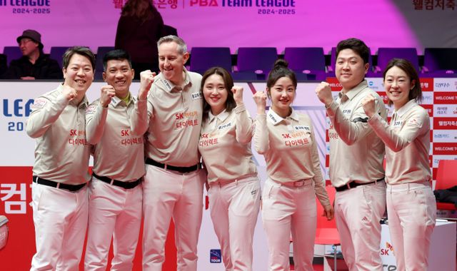 SK렌터카가 PBA 팀리그 5라운드 우승과 정규리그 통합 1위를 확정지으며 포스트시즌 파이널에 직행했다. 사진은 지난 13일 고양 킨텍스PBA스타디움에서 열린 '웰컴저축은행 PBA 팀리그 2024-25' 5라운드 7일차 경기에서 하이원리조트를 꺾고 5라운드 우승에 성공한 SK렌터카 선수들의 모습. /사진=프로당구협회(PBA) 제공