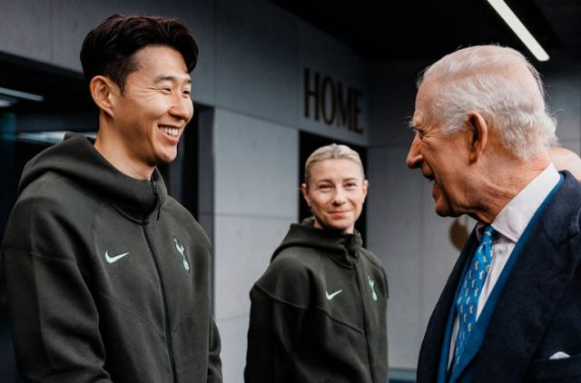 손흥민이 지난 12일(이하 현지시각) 토트넘 홋스퍼 스타디움을 방문한 찰스3세 영국 국왕을 만나 인사를 나눴다. 사진은 찰스3세(오른쪽)와 손흥민이 인사를 나누는 모습. /사진=토트넘 인스타그램 캡처 