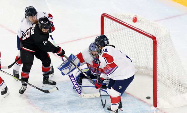 여자 아이스하키 대표팀이 한일전에서 0-6으로 대패했다. 사진은 13일(한국시각) 중국 하얼빈체육대학 학생빙상장에서 열린 2025 하얼빈동계아시안게임 여자 아이스하키 본선 풀리그 2차전에서 일본에 완패를 당한 한국 대표팀의 모습. /사진=뉴스1