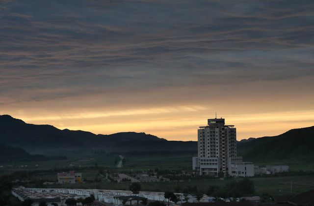 북한이 강원 고성군 금강산 관광지구 내 이산가족면회소를 일방적으로 철거하고 있는 것으로 확인됐다. 사진은 지난 2018년 8월 외금강호텔에서 바라본 이산가족면회소. /사진=뉴스1