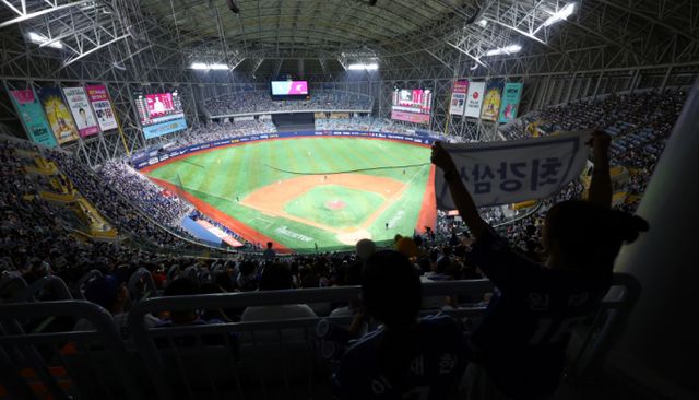 키움 히어로즈가 홈경기 입장료 가격을 확정지었다. 사진은 지난해 프로야구 경기가 진행 중인 고척스카이돔의 모습. /사진=뉴시스