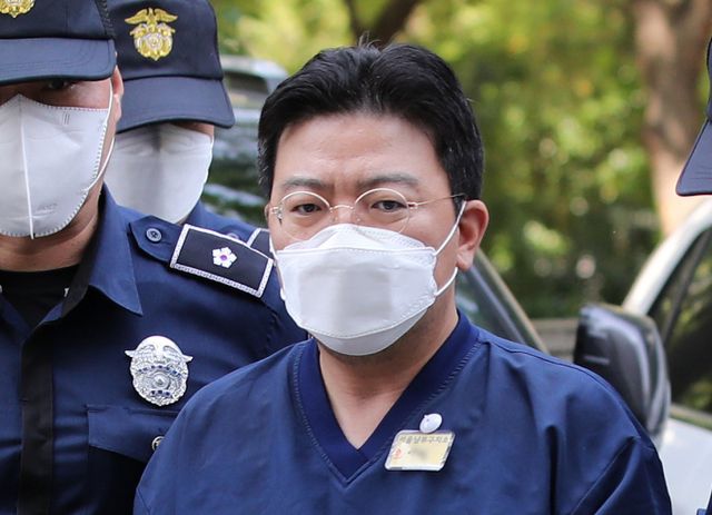 소시에테제네랄(SG) 증권발 주가 폭락 사태로 7000억원이 넘는 부당이득을 편취한 혐의를 받는 라덕연 호안투자자문 대표가 1심에서 징역 25년을 선고받았다. 사진은 지난 2023년 5월 서울 양천구 서울남부지방법원에서 열리는 구속 전 피의자심문(영장실질심사)에 출석한 SG(소시에테제네랄) 증권발 주가 폭락 사태 핵심 인물로 지목돼 구속기소된 투자자문업체 대표 출신 라덕연. /사진=뉴스1