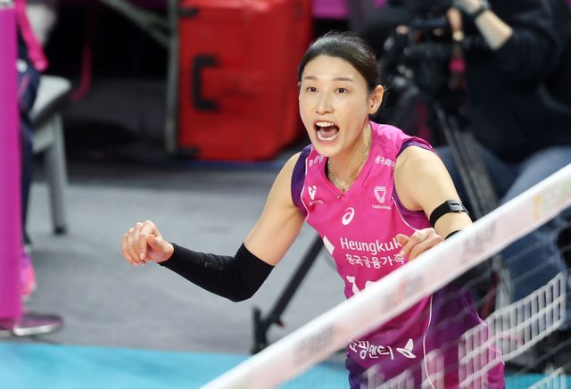 '배구 여제' 김연경(37)이 20년 선수생활을 마감하고 정든 코트를 떠난다. 사진은 지난 1월 인천시 부평구 삼산월드체육관에서 열린 프로배구 여자부 '도드람 2024-2025 V-리그' 흥국생명과 IBK기업은행의 경기에서 득점에 성공한 흥국생명 김연경. /사진=뉴스1 