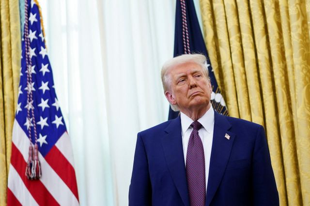 도널드 트럼프 미국 대통령이 상호관세 부과를 결정했다. 사진은 트럼프 대통령이 지난 13일(현지시각) 미국 워싱턴D.C 백악관에서 로버트 F. 케네디 주니어를 만난 모습. /사진=로이터