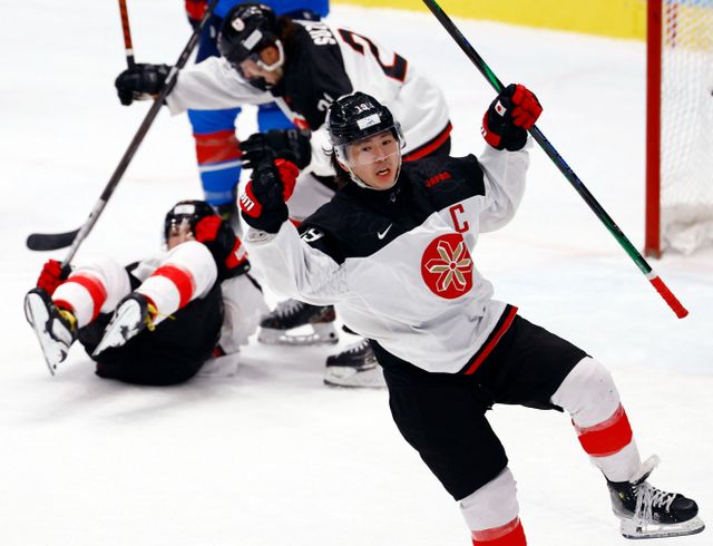 남자 아이스하키 대표팀이 일본과의 혈투 끝에 패배했다. 사진은 13일(한국시각) 중국 하얼빈 아이스하키 아레나에서 열린 2025 하얼빈동계아시안게임 남자 아이스하키 4강 경기에서 세레머니를 하고 있는 나카지마 쇼고의 모습. /사진=로이터