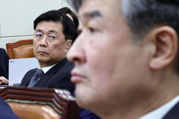 조태용 국가정보원장이 홍장원 전 1차장의 '체포조 쪽지'와 관련해 사실과 다르다고 반박했다. 사진은 홍장원 전 국가정보원 1차장(왼쪽)이 청문회에서 조태용 국가정보원장을 바라보는 모습. /사진=뉴시스