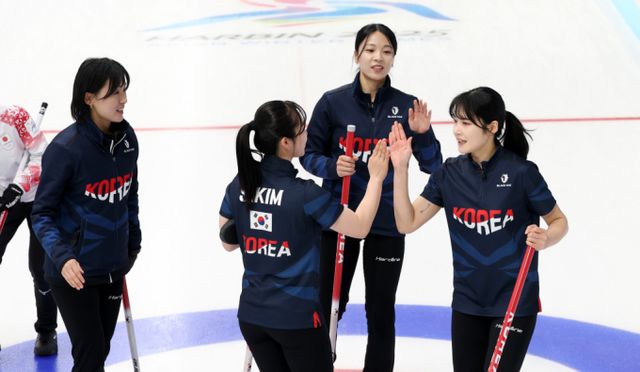 예선전 전승을 기록한 남녀 컬링 대표팀이 결승전 진출에 성공했다. 사진은 지난 9일(현지시간) 중국 하얼빈 핑팡컬링아레나에서 2025 하얼빈동계아시안게임 여자 컬링 예선전에서 일본을 상대로 승리한 한국 대표팀의 모습. /사진=뉴스1