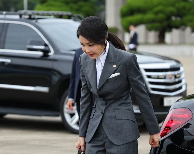 김건희 여사가 숙명여자대학교 석사 논문 표절 잠정 결론에 이의 신청을 제기하지 않았다. 사진은 윤석열 대통령의 필리핀·싱가포르 국빈 방문·한-아세안회의 참석 등 순방에 동행한 김건희 여사가 지난해 10월6일 성남 서울공항에서 공군 1호기에 탑승하기 위해 이동하며 환송 인사에게 목례하는 모습. /사진=뉴시스 