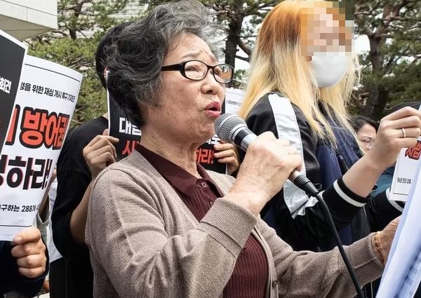 성폭행에 저항하는 과정에서 가해자의 혀를 물어 오히려 범죄자가 된 최말자씨의 재심이 열리게 됐다. 사진은 지난 2023년 5월2일 서울 서초구 대법원 앞에서 열린 성폭력 피해자의 정당방위 인정을 위한 재심 개시 촉구 기자회견에서 '56년 만의 미투' 당사자인 최말자씨가 발언하고 있는 모습. /사진=뉴스1