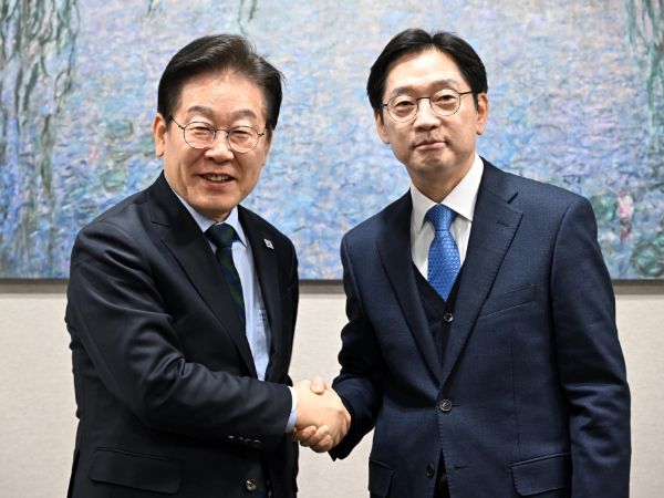 이재명 더불어민주당 대표와 김경수 전 경남지사를 만났다. 사진은 이재명 더불어민주당 대표가 13일 서울 여의도 국회에서 김경수 전 경남도지사와 만나 회동하며 악수하고 있는 모습. /사진=뉴스1(공동취재단)