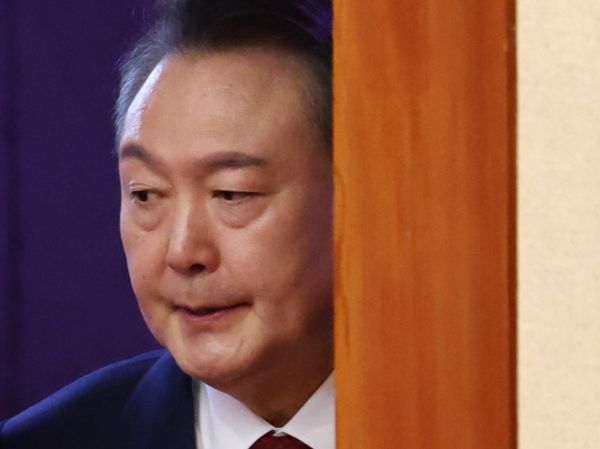 헌법재판소가 윤석열 대통령 탄핵심판 9차 변론기일을 오는 18일 오후 2시로 잡았다. 사진은 윤석열 대통령이 13일 서울 종로구 헌법재판소에서 열린 '윤석열 대통령 탄핵심판 8차 변론'에 출석하는 모습. /사진=뉴스1(공동취재단)