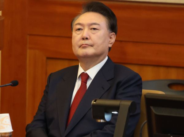 윤석열 대통령 대리인단이 헌법재판소에 탄핵심판 증인으로 한덕수 국무총리를 채택해달라고 거듭 요청했다. 사진은 윤석열 대통령이 13일 서울 종로구 헌법재판소에서 열린 탄핵심판 8차 변론에 출석해 있는 모습. /사진=뉴스1(공동취재단)