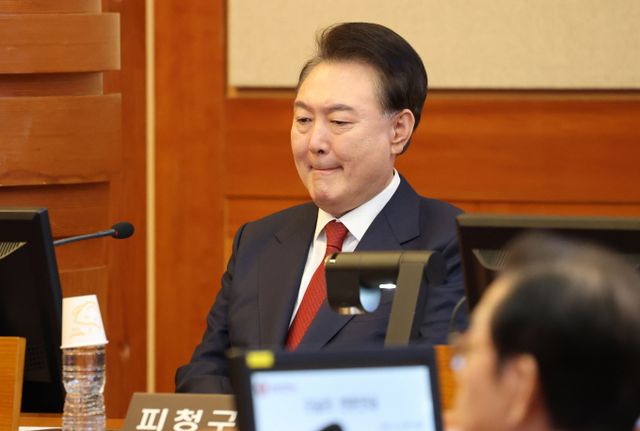 헌법재판소가 윤석열 대통령 탄핵 심판 변론기일을 추가로 지정했다. 이에 법조계는 윤 대통령 탄핵 심판 최종 결론이 이르면 다음달 초쯤 나올 것이라고 전망했다. 사진은 윤 대통령이 지난 13일 서울 종로구 헌법재판소에서 열린 탄핵심판 8차 변론에 출석한 모습. /사진=뉴시스