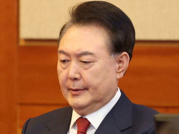 윤석열 대통령이 김봉식 전 서울경찰청장에 대해 "임무를 제대로 해서 칭찬받아야 한다"고 말했다. 사진은 윤석열 대통령이 13일 서울 종로구 헌법재판소에서 열리는 탄핵심판 8차 변론에 출석해 있는 모습. /사진=뉴스1(공동취재단)