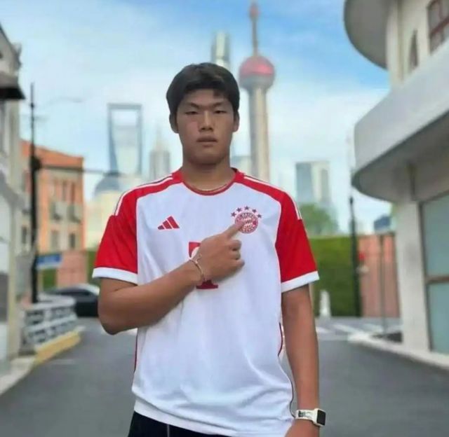 베이징 궈안 U19팀 선수인 궈자쉬안(19)이 스페인에서 연습경기 중 부상을 당해 뇌사 상태에 빠졌다. 사진은 궈자쉬안의 모습. /사진=환치우왕 캡처