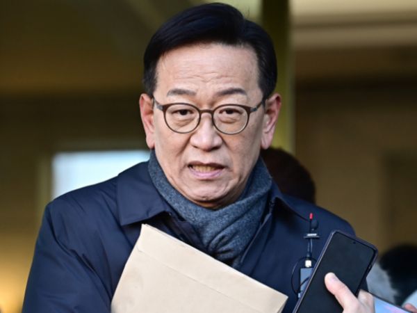 석동현 변호사가 "우리 이재명"이라고 말했다가 "우리라는 표현은 잘못됐다"고 서둘러 정정했다. 사진은 윤석열 대통령 측 변호인인 석동현 변호사가 13일 오전 서울 종로구 헌법재판소에서 열리는 윤석열 대통령 탄핵 심판 8차 변론기일에 출석하며 취재진과 질의응답을 하고 있는 모습. /사진=뉴시스(공동취재단)