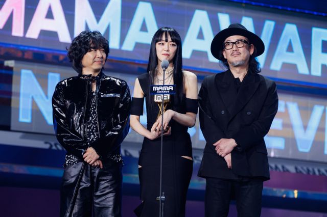 밴드 자우림의 미국 뉴욕 콘서트가 연기돼 배경을 두고 추측이 난무하고 있는 가운데, 아티스트 측이 'CIA 연관설'은 사실이 아니라는 입장을 전했다. 사진은 지난 2022년 일본 교세라 돔 오사카에서 열린 '2022 MAMA AWARDS'에 참석한 그룹 자우림. /사진=CJENM 제공