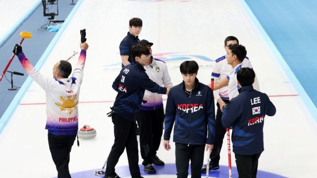 한국 남자 컬링 대표팀이 필리핀의 동계아시안게임 첫 메달의 희생양이 됐다. 사진은 14일(한국시각) 중국 하얼빈 핑팡컬링아레나에서 열린 2025 하얼빈동계아시안게임 남자 컬링 결승전에서 아쉬운 은메달을 수상한 한국 대표팀의 모습. /사진=뉴스1