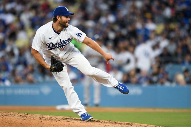 클레이튼 커쇼가 보장 연봉보다 옵션이 큰 계약에 사인하며 LA다저스 잔류를 선택했다. 사진은 2023시즌 LA다저스에서 활약한 클레이튼 커쇼의 모습. /사진=로이터