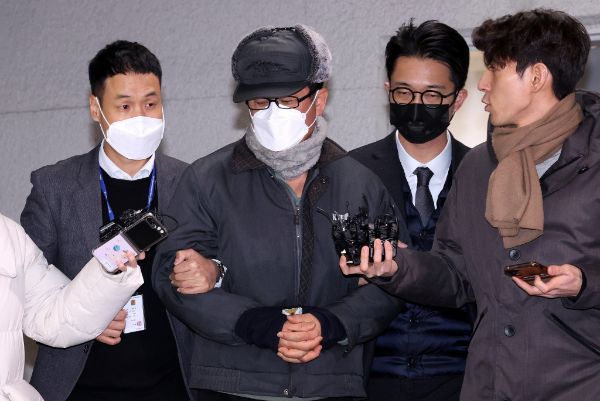 노상원 전 정보사령관 수첩에 적힌 '체포 명단'이 공개됐다. 사진은 12·3 비상계엄 사태를 사전에 모의한 혐의를 받는 노상원 전 정보사령관이 검찰로 송치되는 모습. /사진=뉴스1