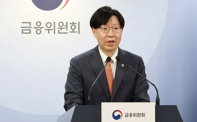 금융위원회가 시장 환경 변화를 고려해 법인의 가상자산 거래를 단계적으로 허용하는 로드맵을 발표하면서 국내 가상자산 시장에 대규모 기관 자금 유입이 예상된다. 사진은 김소영 금융위원회 부위원장이 지난 13일 서울 종로구 정부서울청사에서 제3차 가상자산위원회 회의 결과를 브리핑 하고 있는 모습. /사진=뉴스1
