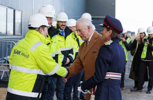 이주성 세아지강지주 사장, 손성활 세아윈드 대표(왼쪽부터 시계방향)가 영국 찰스 3세 국왕과 악수를 나누고 있다. /사진=세아지강지주