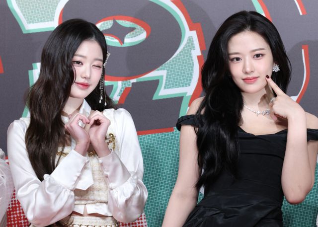 아이브 장원영과 안유진(오른쪽)이 크리스마스인 25일 인천 인스파이어 아레나에서 열린 ‘2024 SBS 가요대전’(이하 ‘가요대전’) 레드카펫 행사에 참석해 포즈를 취하고 있다. /사진-뉴스1